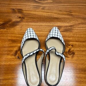 Chic Black and White Flats with Pointed Toe and Strap